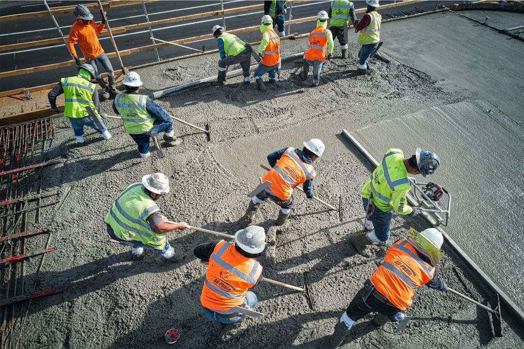 Estrichleger bei der Arbeit mit Rüttelbohle